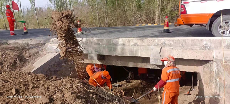 1620467267238065.jpg 清理桥涵淤塞张国兵摄.jpg