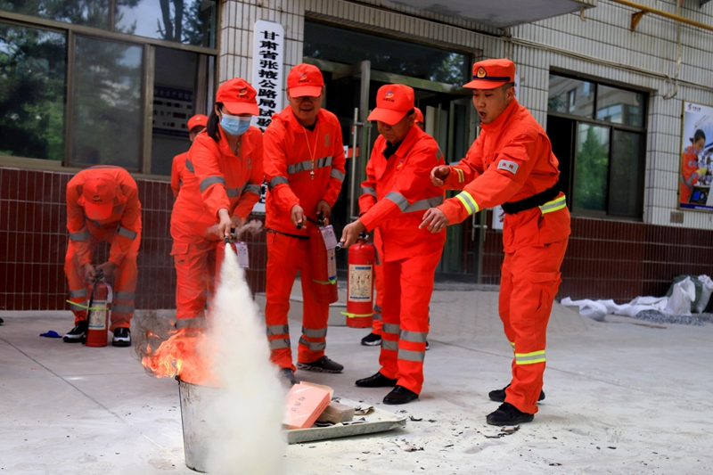 在消防官兵的指导下职工分组开展消防灭火演练.jpg