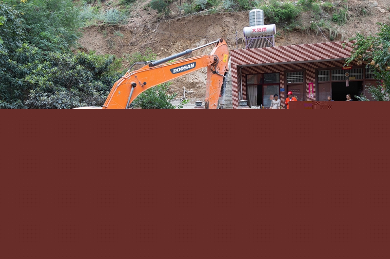 1598521783873313.jpg 清理受灾群众家中淤积.jpg