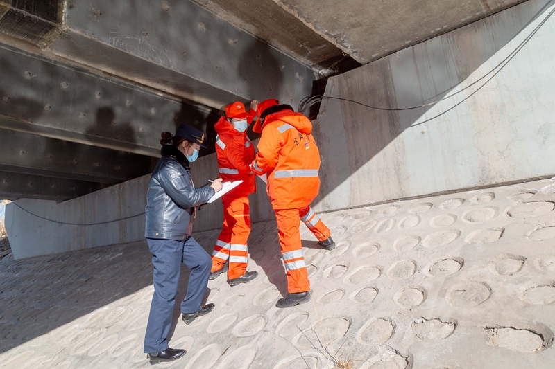 1611916049573003.jpg 联合路政部门排查桥梁安全隐患.jpg