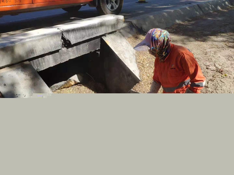 1592984216336358.jpg 涵洞垃圾清理刘进元摄.jpg