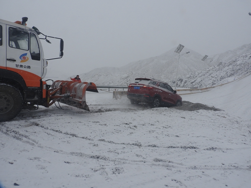 1577344074388517.jpg 山丹段救助失控车辆(闫菊香).jpg