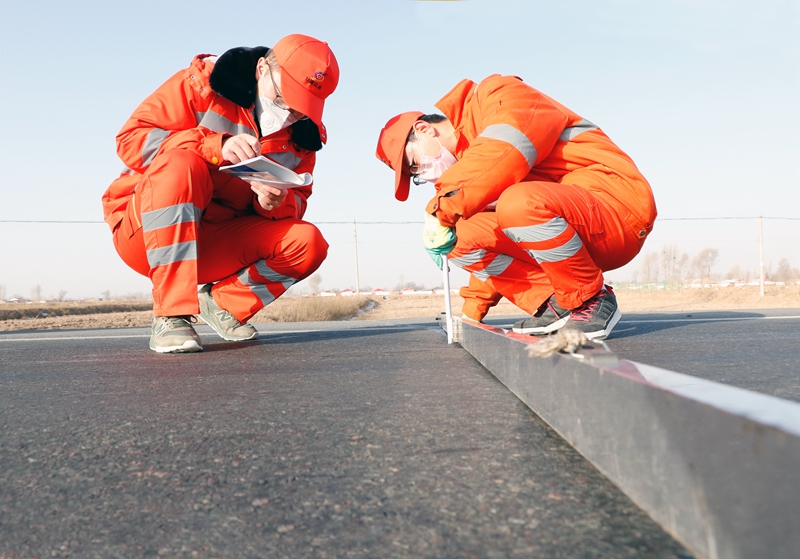 民乐公路段技术人员进行路况调查工作（陈银国  摄）.jpg