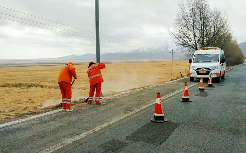 1586250156636307.jpg 民乐公路段养护职工对管养公路沿线堆积物进行清理(李成全 摄).jpg