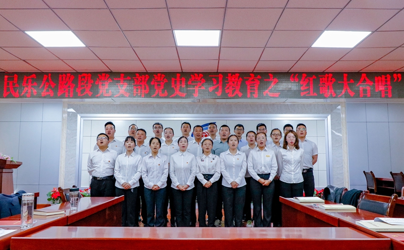 集体合唱红色歌曲（杨明月 摄）.JPG