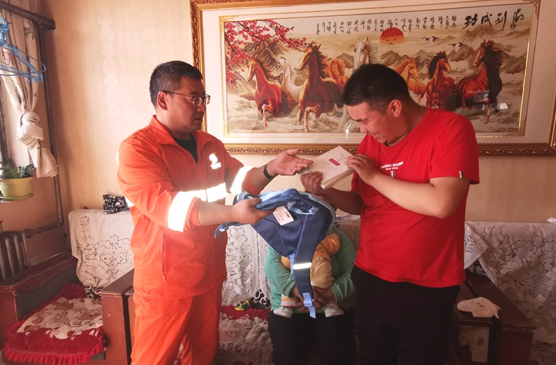 1622455053771416.jpg 山丹段走访慰问特困女职工子女(陆波摄).jpg