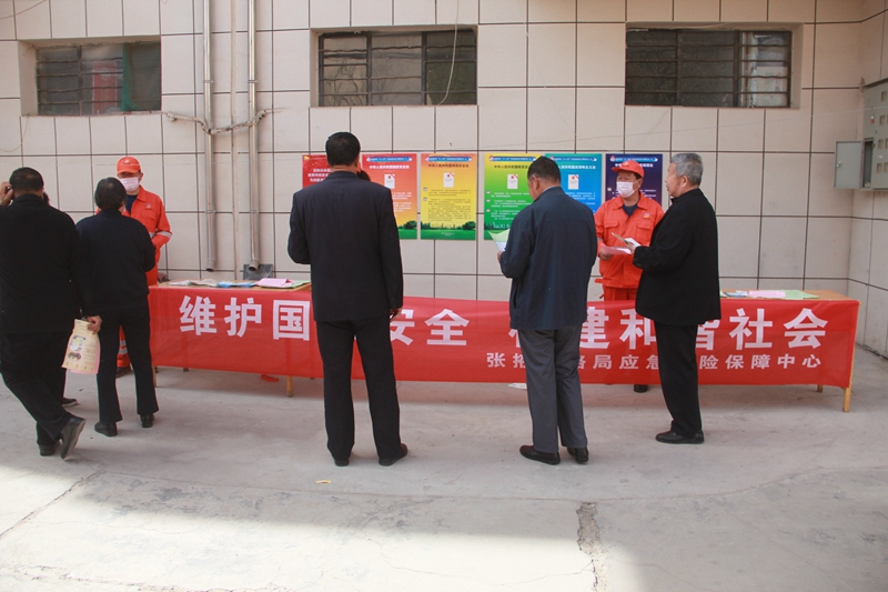 在家属区发放国家安全教育传单。连磊 摄.JPG