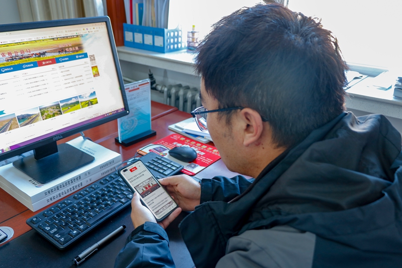 党员通过《学习强国》平台学习会议精神（陈银国 摄）.jpg