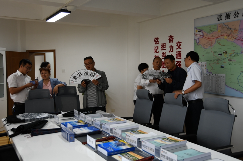 1598778773448854.jpg 察看折扇、安全扑克等文化制品.JPG