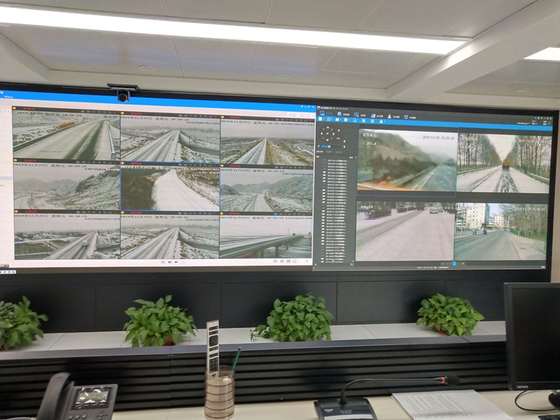 1575017140281661.jpg 11月29日,张掖境内普降小雪,图为局应急调度指挥中心LED电子屏中管养线路路面积雪及道路畅通情况。.jpg