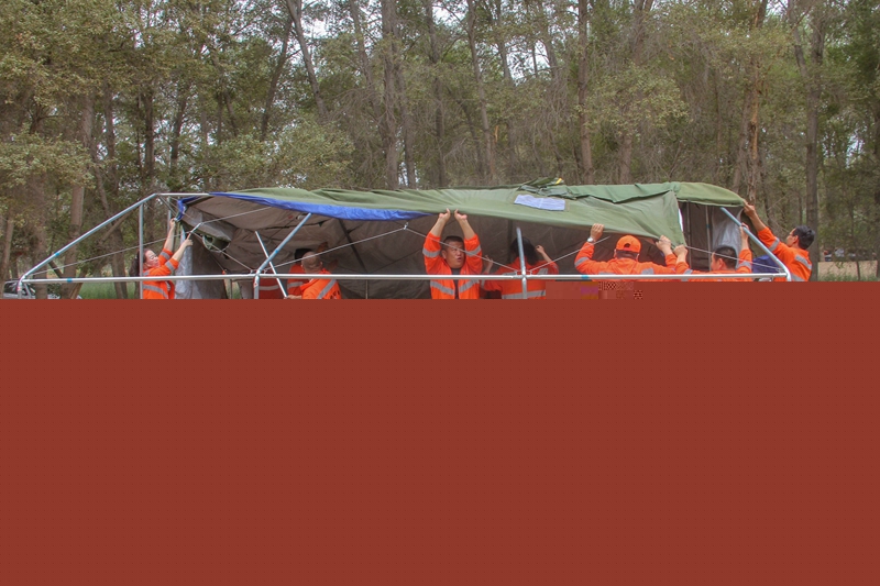 1596191117589713.jpg 2.搭建帐篷 郝文秀 摄.jpg