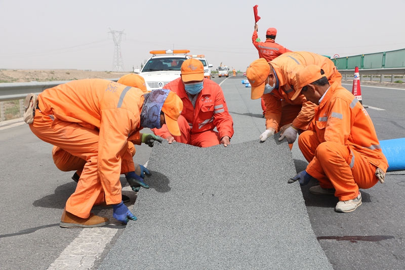1621331542652208.jpg 利用“HTS抗裂贴“处治高速公路路面龟网裂——杨丽虹摄.JPG