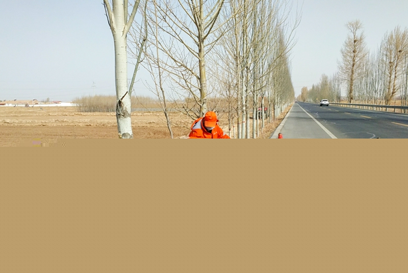 1586250169350988.jpg 民乐公路段养护职工对损坏的道路里程碑进行更换维修(李成全 摄).jpg