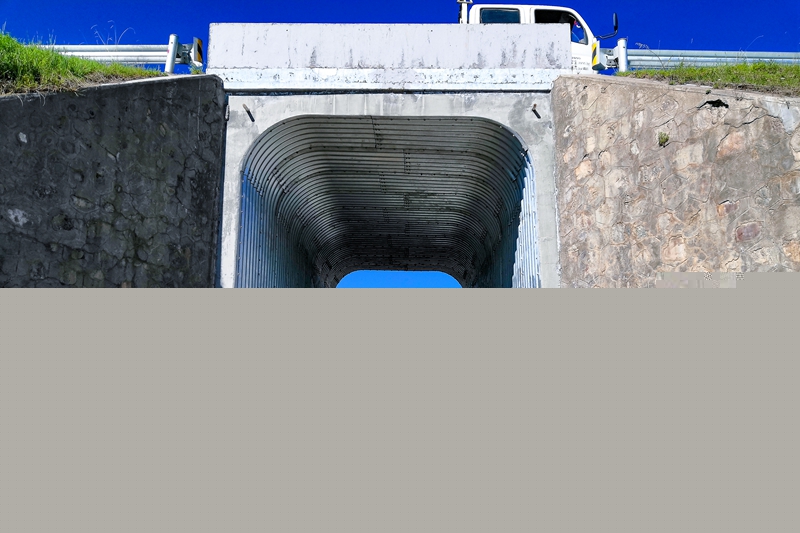 1594889325807224.jpg 组织人员对桥底垃圾进行全面清理(韩亮 摄).jpg