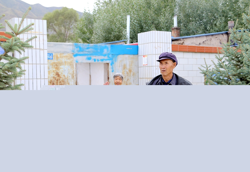 1631845485636758.jpg 依依不舍送别帮扶干部.JPG