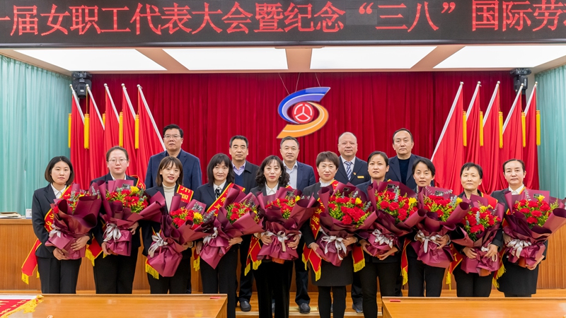 1615168386881967.jpg 局领导与“巾帼建功”先进个人合影.jpg