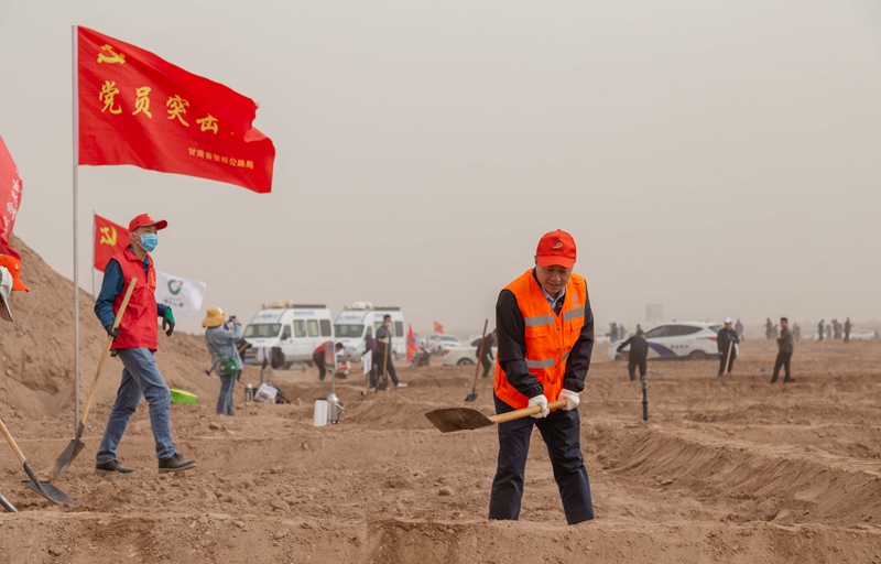 1586601148514247.jpg 挥锨筑埂 张啸天 摄.jpg