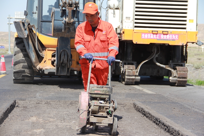 1622105280912311.jpg 雷登芳操作吹风机1.JPG