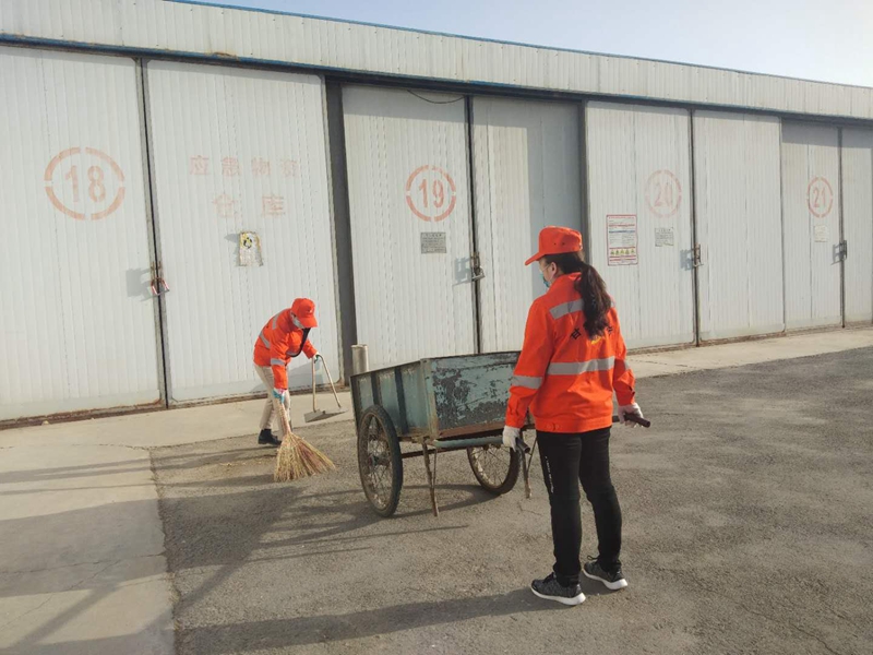 1586941350719009.jpg 打扫院内卫生唐俊摄.jpg