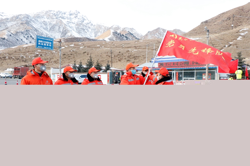 1580545954368898.jpg 张掖公路局局长张通文为民乐公路段“党员先锋队”授旗(陈银国 摄).jpg