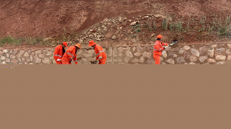 1630637285537564.jpg G213线人工清理塌方.jpg