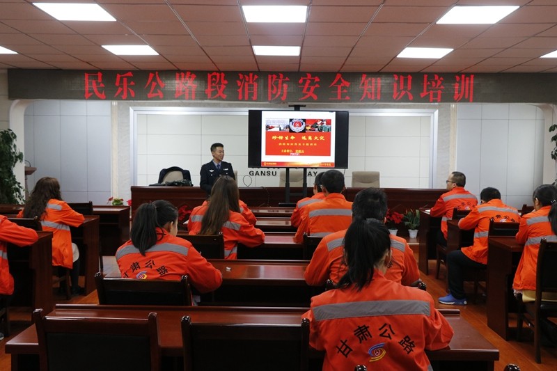 教官为职工讲解消防安全知识（杨明月 摄）.jpg