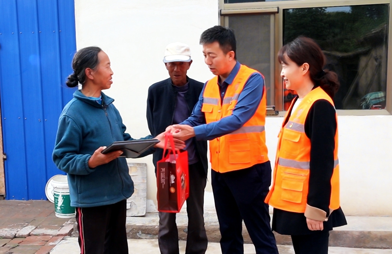 1631845403956320.jpg 为帮扶对象送去中秋祝福.jpg