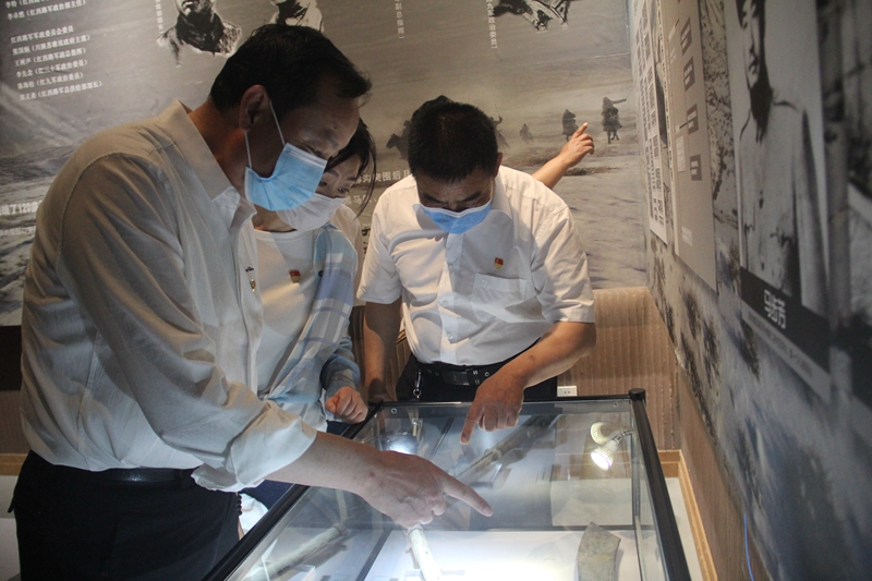 1593423835967716.jpg 参观肃南石窝会议纪念馆2.JPG