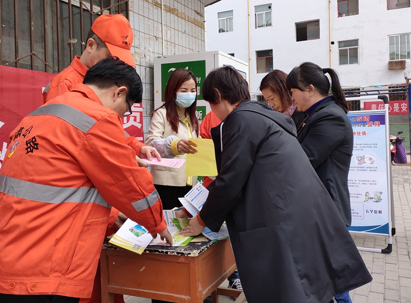 1618478826198889.jpg (甘州)向群众面对面解读法律法规.JPG