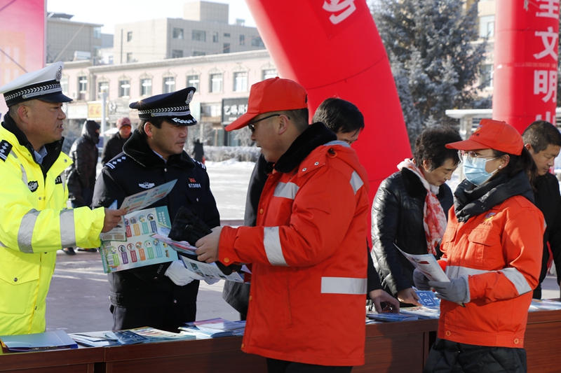 组织职工参加民乐县“全国交通安全日”主题活动（杨明月 摄）.JPG