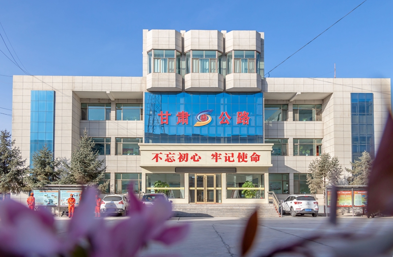 1587721059146231.jpg 春日里的山丹公路段。 周永祥 摄.jpg