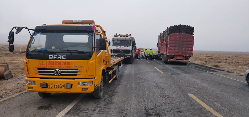 1617269446992768.jpg 清障拖离事故车辆.jpg