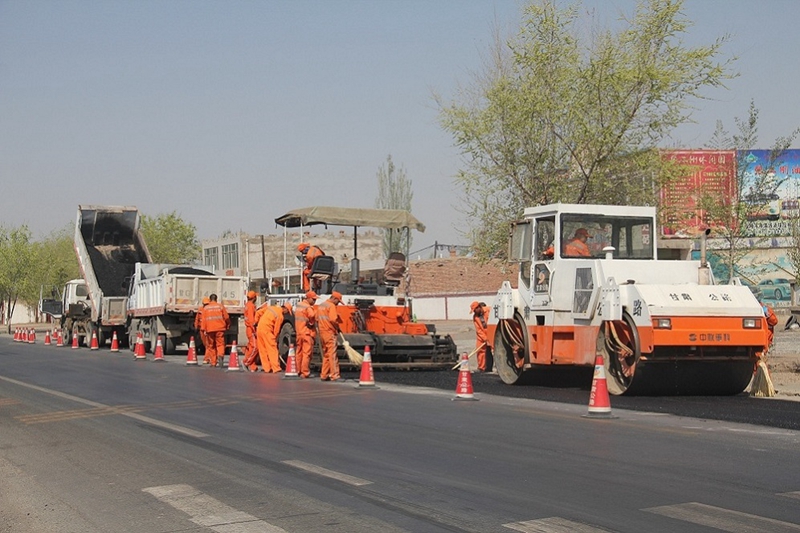 1620467239350399.jpg 规范的油路修补现场唐俊摄.jpg