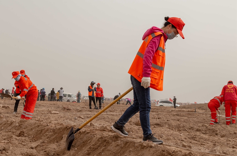 1586601185476285.jpg 脚踩夯实 张啸天 摄.jpg