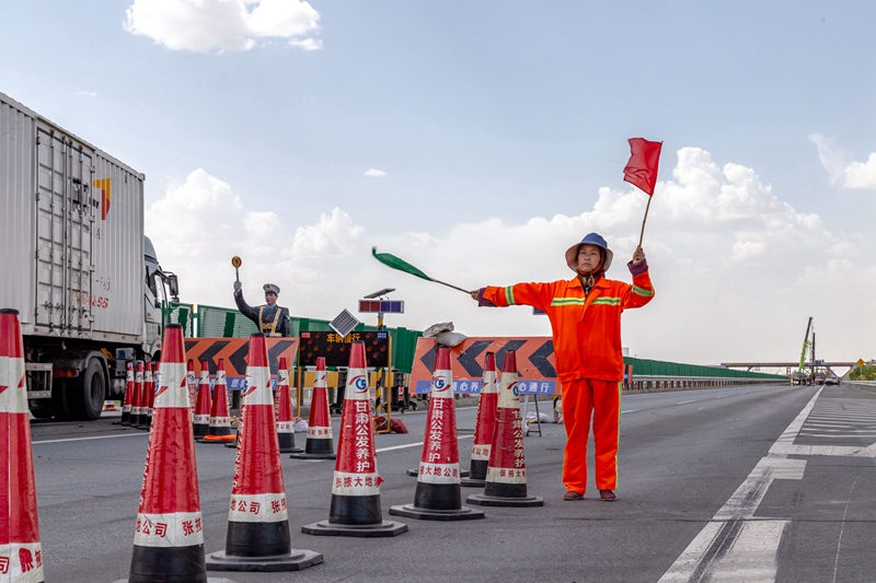 1589605078351039.jpg 9.工作人员在演练现场指挥交通 张啸天 摄.jpg