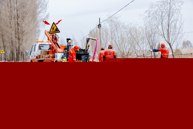 1619171089429279.jpg 养护职工正在进行灌缝作业(陈银国 摄).jpg