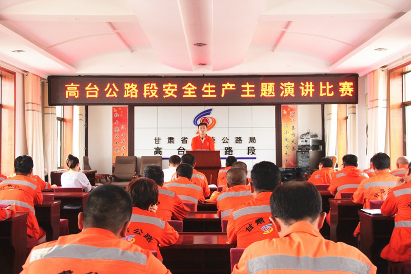 1593767057279567.jpg 演讲比赛上郑齐龙.JPG