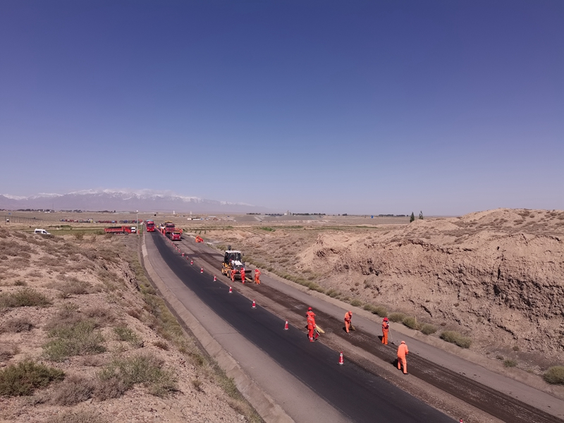 1622192269584505.jpg 苦水口油路修补现场.jpg