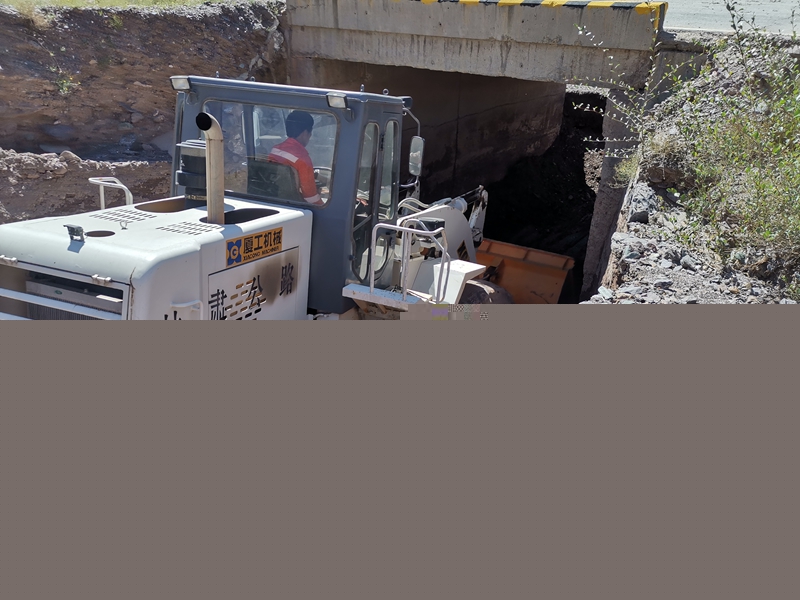 清理涵洞淤积.jpg