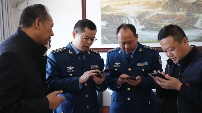 1612794551154813.jpg 军地双方负责人交流路况监控信息系统手机APP应用情况.JPG