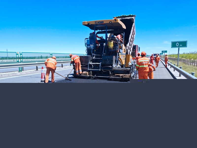 1622020306859459.jpg 沥青混合料摊铺.jpg