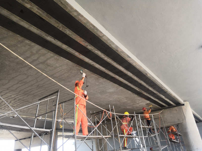 1623200368505264.jpg 对桥梁空心板粘贴炭纤维布.jpg