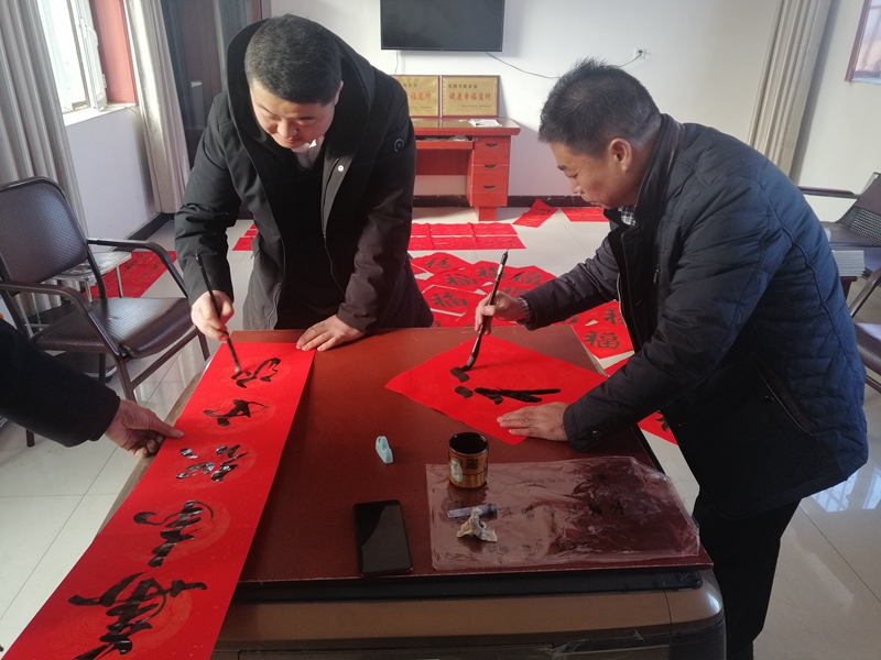 1579595840621601.jpg 书法爱好者现场书写赠送春联.jpg