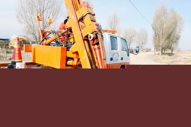 1575017209816577.jpg 民乐段职工正在测试液压破碎锤(陈银国 摄).jpg