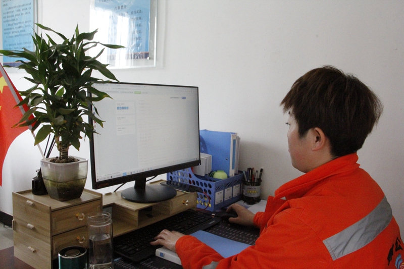 1619773615501364.jpg 职工进行职业病防治法相关知识答题.JPG