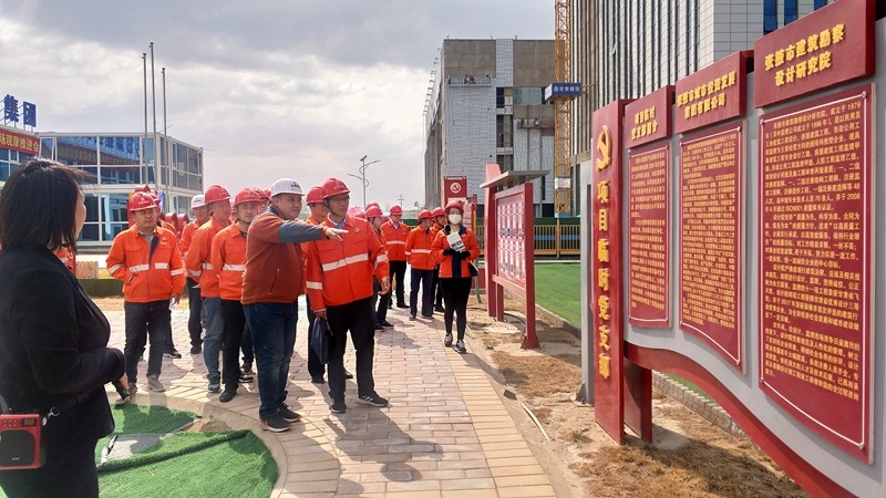 1618393524434317.jpg 参观项目党建主题园.jpg