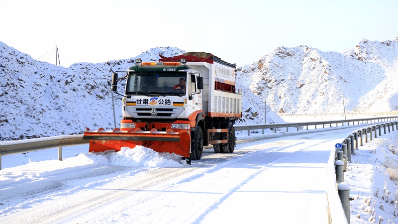 除雪车进行除雪作业.jpg
