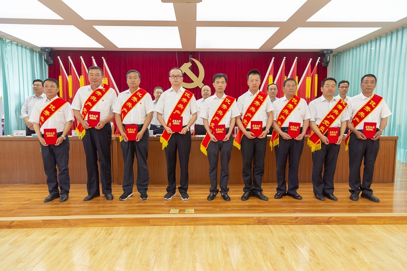 1593607938642206.jpg 5.表彰优秀共产党员.jpg