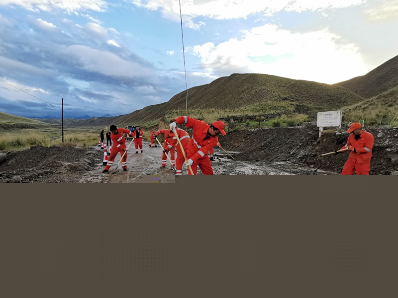 人工清理泥石流  马健 摄.jpg