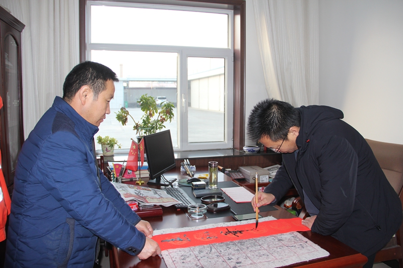 书法爱好者为职工书写春联 白蓉.JPG